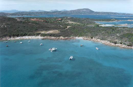 Spiaggia a Punta Don Diego e sollo sfondo baia di Porto San Paolo